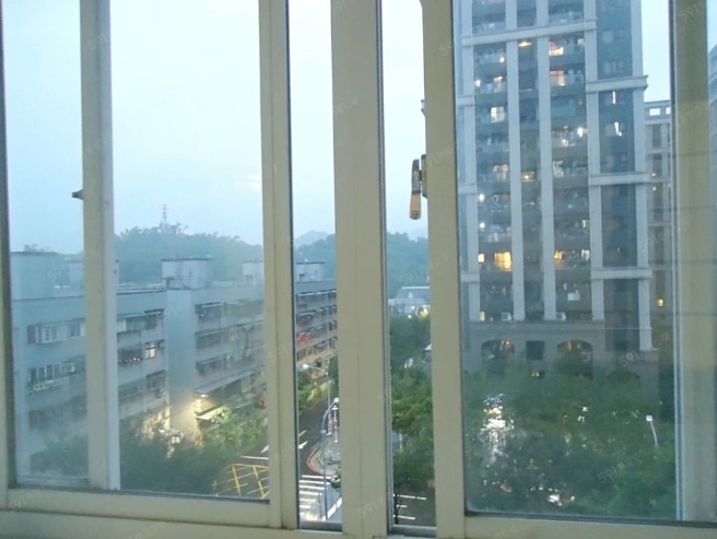 可貓 近景平捷運站 電梯大樓